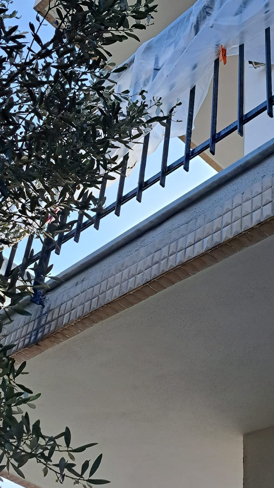 Cornicione con frontalino a tessere ceramiche, finito