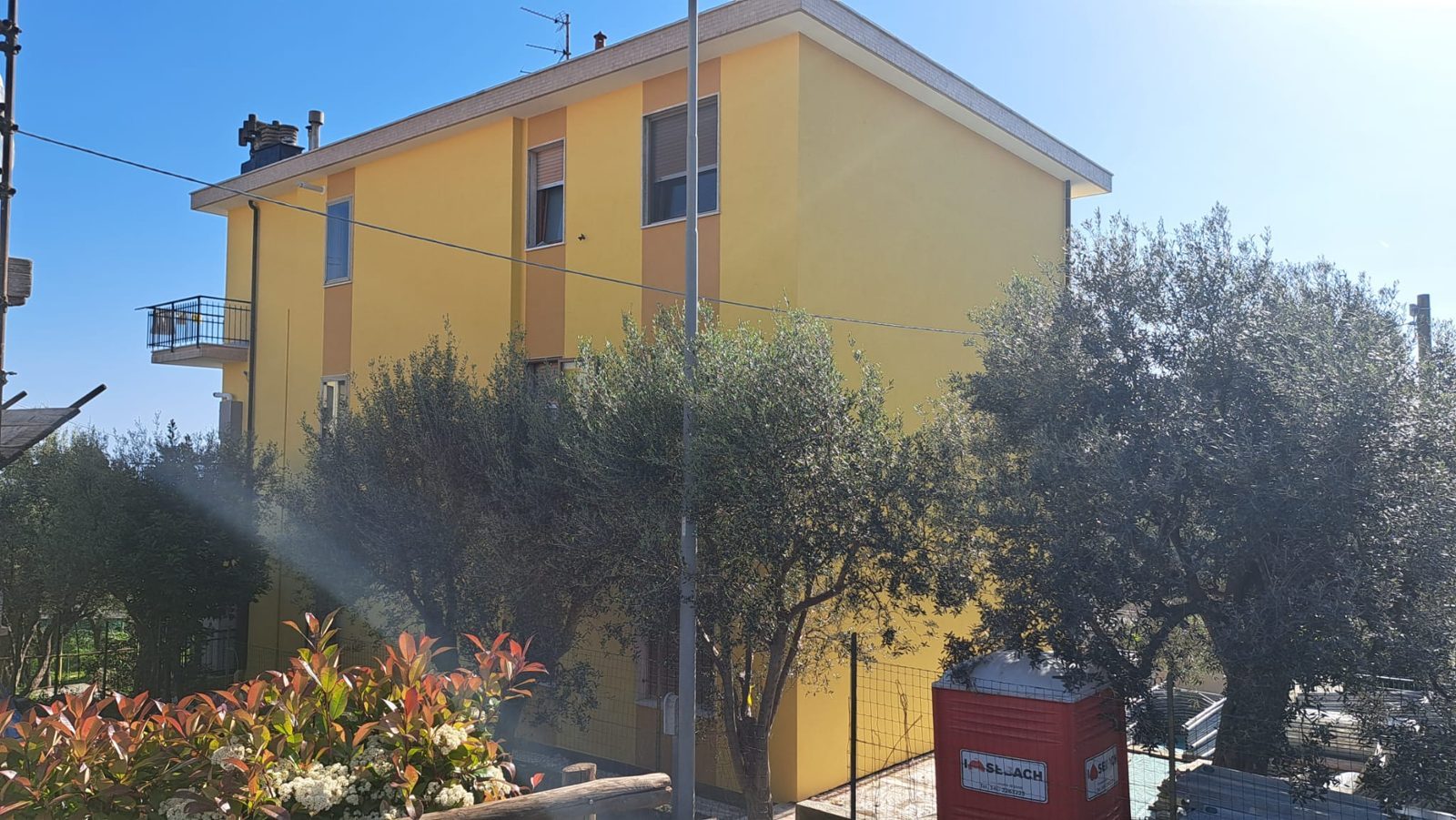 Vista d'angolo dell'edificio a lavori ultimati