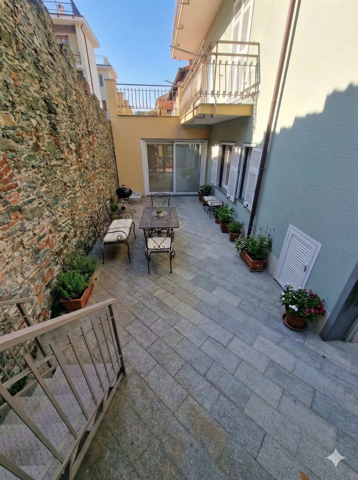 Giardino privato con muro in pietra