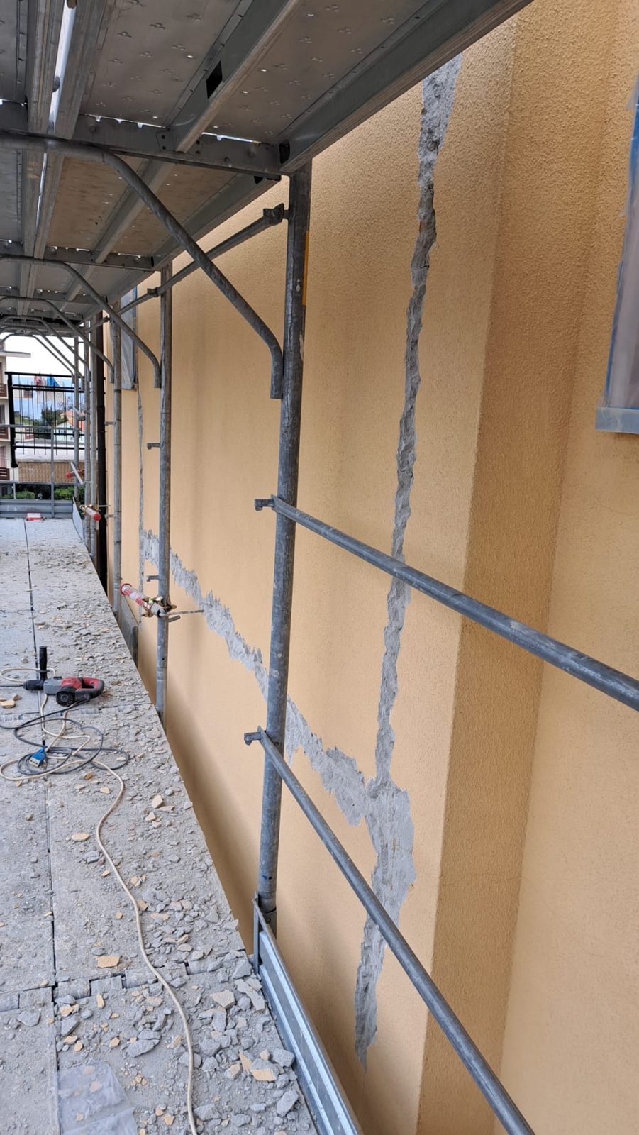 Apertura e ripristino delle lesioni sulla facciata