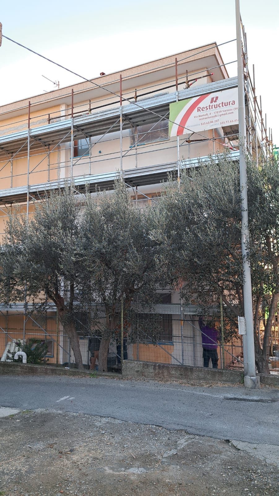 Il cantiere: edificio ponteggiato su tutti i fronti