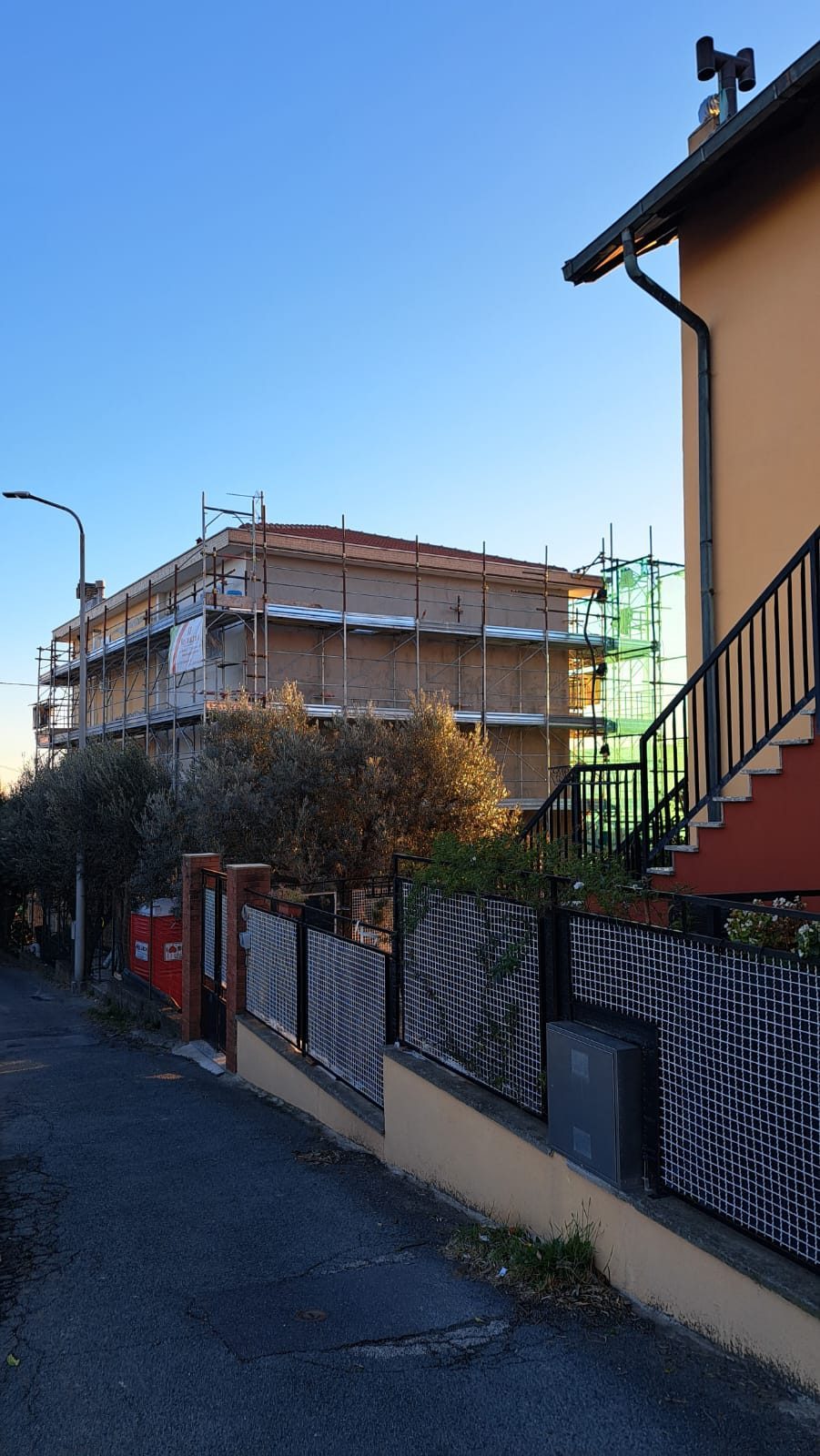 Il cantiere visto dalla via